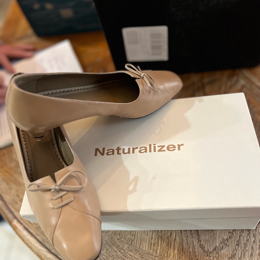 Naturalizer Women's Tan Flats with Bow Detail